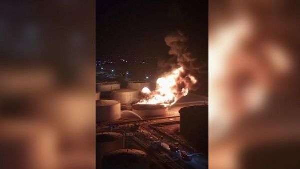 Масштабный пожар в Эз-Завии на западе Ливии, где беспилотник атаковал бак с бензином - Sputnik Արմենիա
