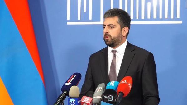 Депутат ГД Саргис Ханданян проводит брифинг (11 августа 2026). Ереван - Sputnik Армения