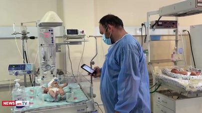 Нашедший подкидыша Нарек Петросян с младенцем в больнице