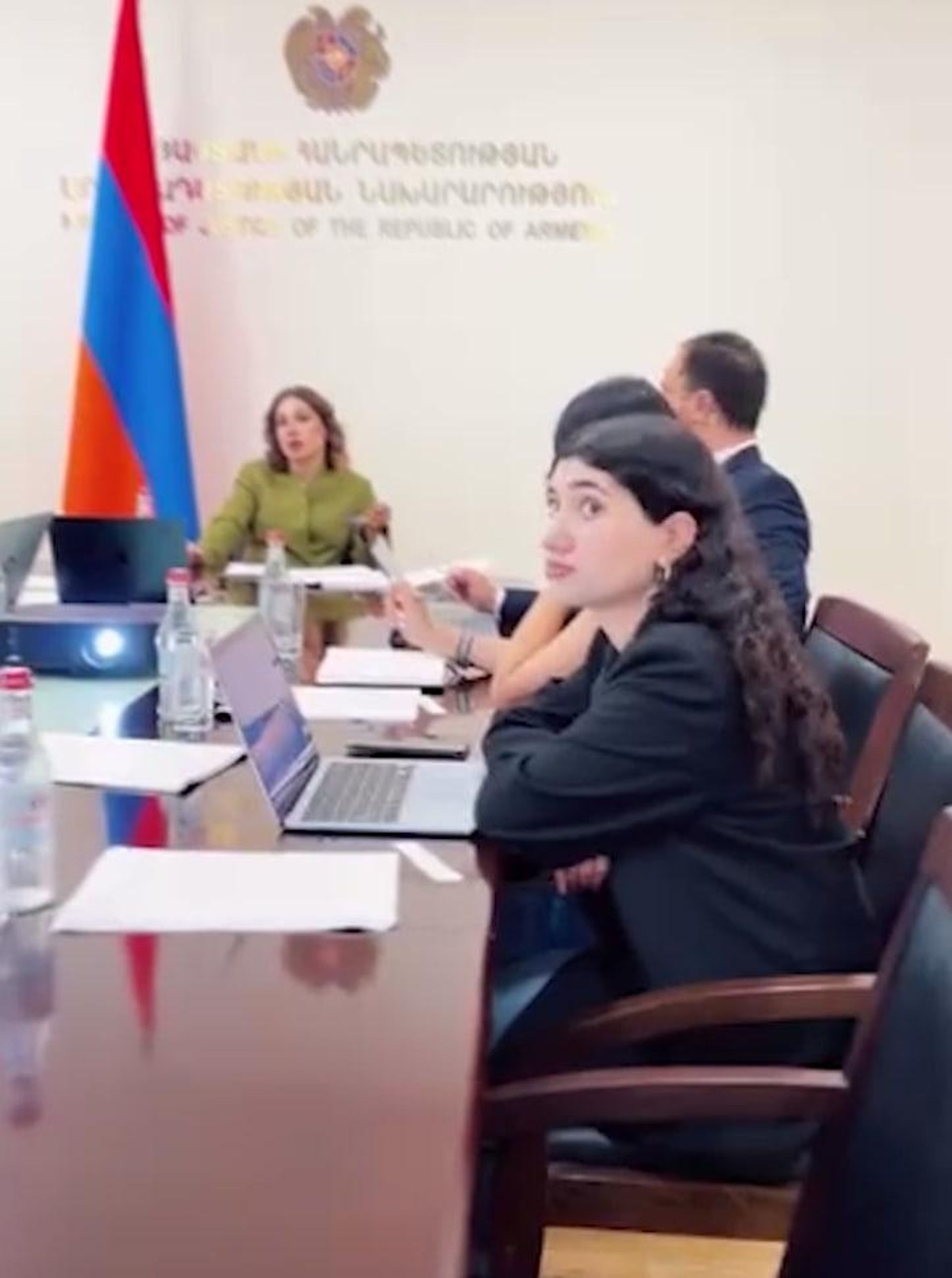 Дочь Никола Пашиняна, Шушан, на заседании министра юстиции Србуи Галян (7 августа 2026). Еревaн - Sputnik Армения, 1920, 11.08.2026