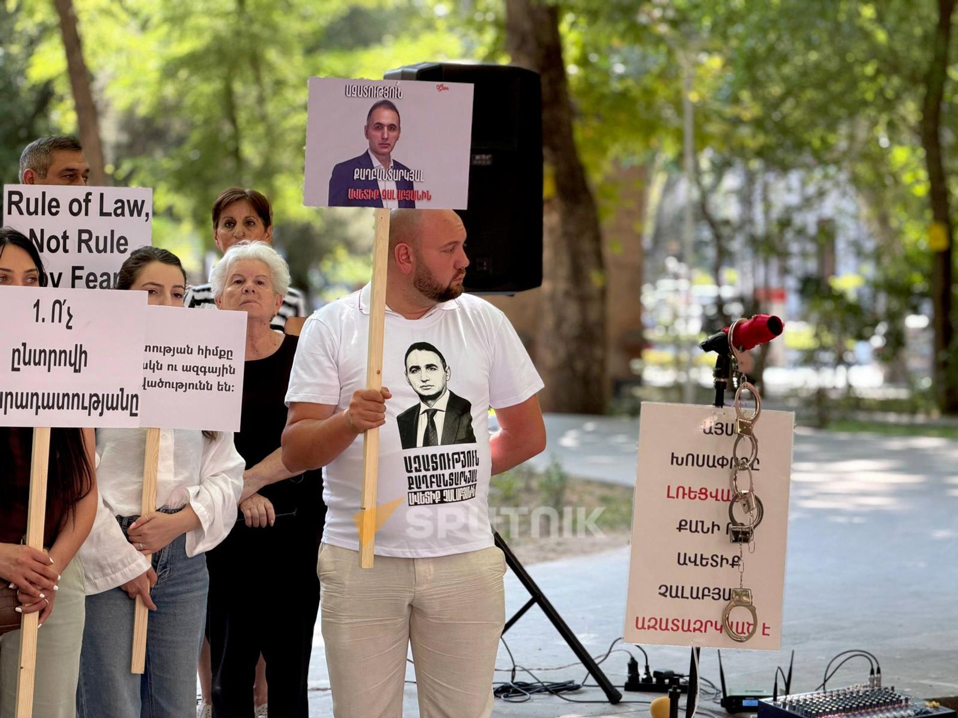 Публичное мероприятие в парке Сарьяна в защиту политзаключенного Аветика Чалабяна и других политзаключенных (12 августа 2026). Еревaн - Sputnik Армения, 1920, 12.08.2026