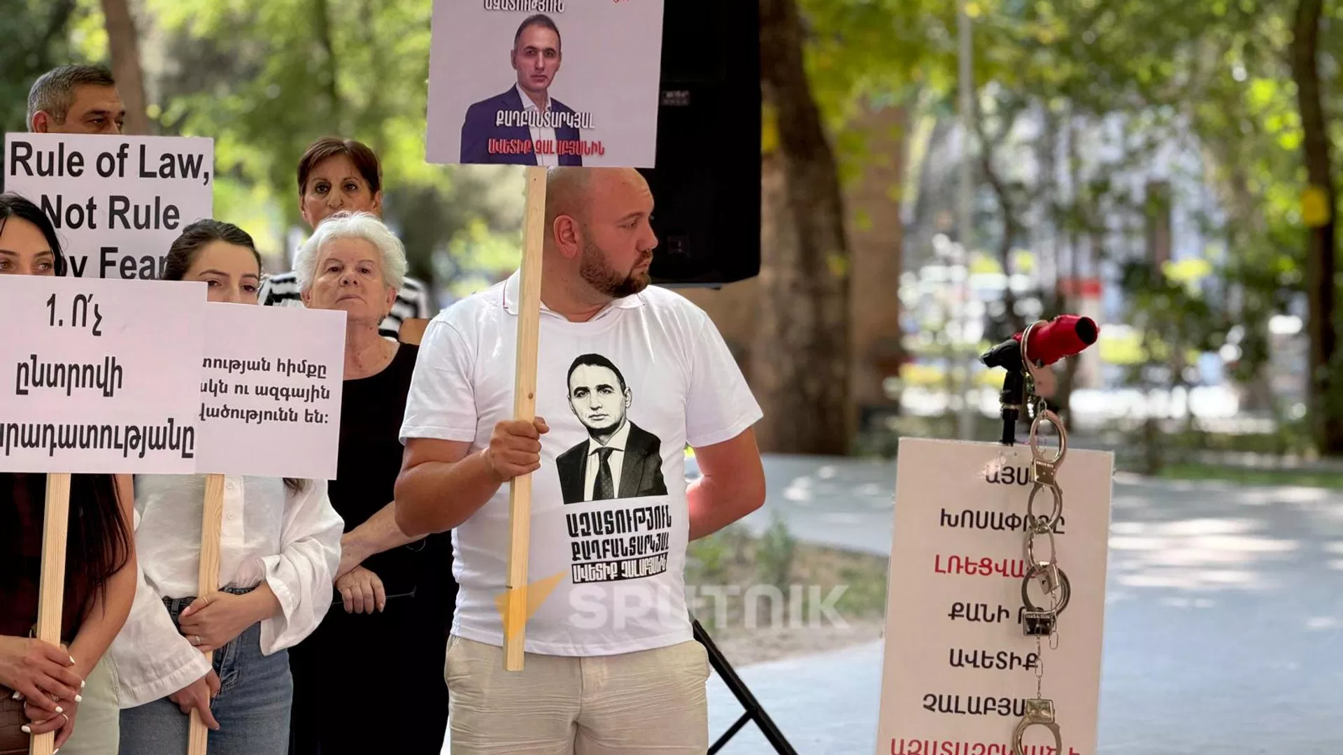 Публичное мероприятие в парке Сарьяна в защиту политзаключенного Аветика Чалабяна и других политзаключенных (12 августа 2026). Еревaн - Sputnik Армения, 1920, 12.08.2026