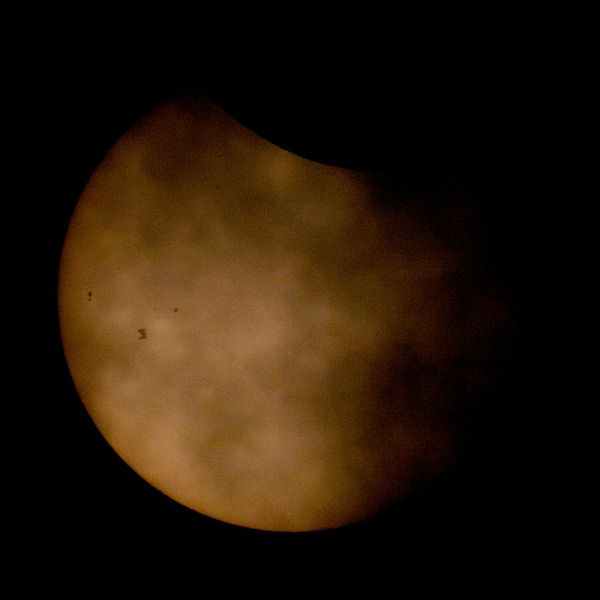 NASA опубликовало снимок Солнца во время частичного солнечного затмения - Sputnik Армения