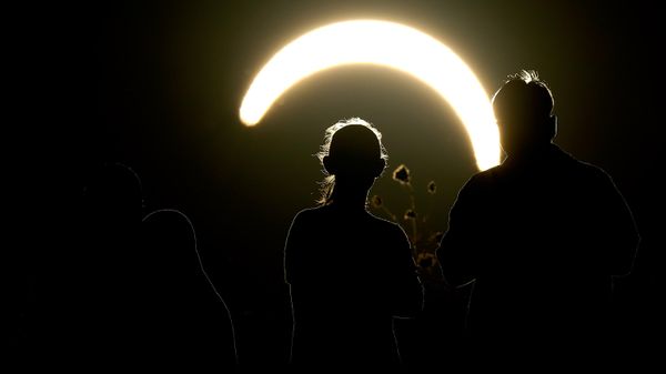 Люди наблюдают солнечное затмение в Лондоне - Sputnik Армения