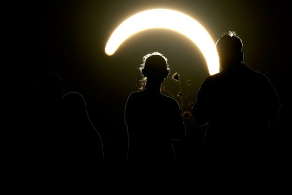 Люди наблюдают солнечное затмение в Лондоне  - Sputnik Армения