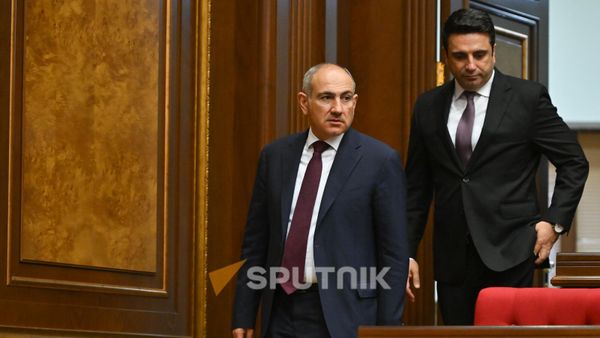 Премьер-министр Никол Пашинян и председатель НС Ален Симонян во время правительственного часа в парламенте (22 октября 2025). Еревaн - Sputnik Армения