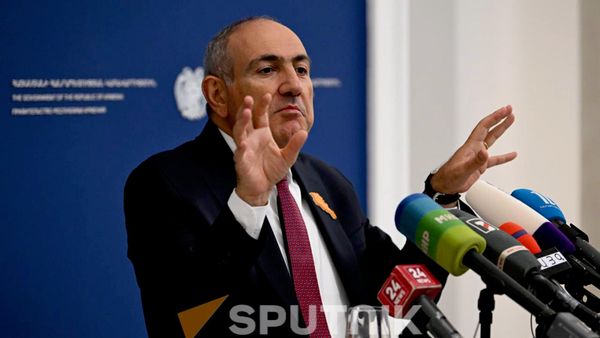 Премьер-министр Никол Пашинян проводит брифинг после заседания правительства (13 августа 2026). Еревaн - Sputnik Армения