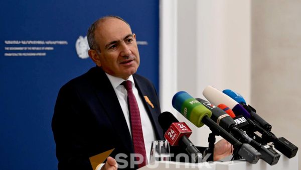 Премьер-министр Никол Пашинян проводит брифинг после заседания правительства (13 августа 2026). Еревaн - Sputnik Армения