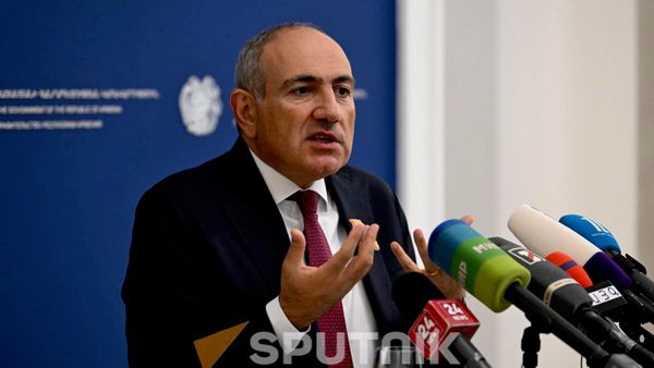 Премьер-министр Никол Пашинян проводит брифинг после заседания правительства (13 августа 2026). Еревaн - Sputnik Армения