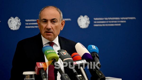 Премьер-министр Никол Пашинян проводит брифинг после заседания правительства (13 августа 2026). Еревaн - Sputnik Армения