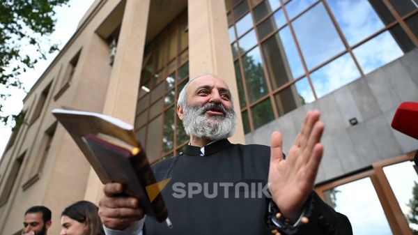 Баграт Галстанян покидает здание суда после изменения меры пресечения (4 июля 2026). Еревaн - Sputnik Армения