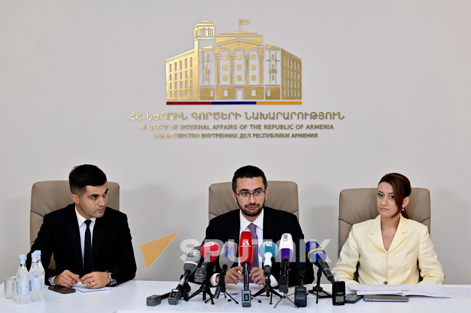 Врио замминистра внутренних дел Армен Казарян (в середине) и врио начальника службы миграции и гражданства МВД Нелли Давтян на пресс-конференции (14 августа 2026). Ереван - Sputnik Армения, 1920, 14.08.2026