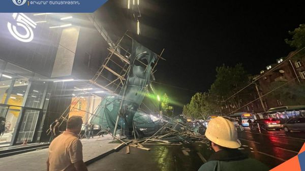 Обрушение из-за сильного ветра на проспекте Тиграна Меца (14 августа 2026). Ереван - Sputnik Армения