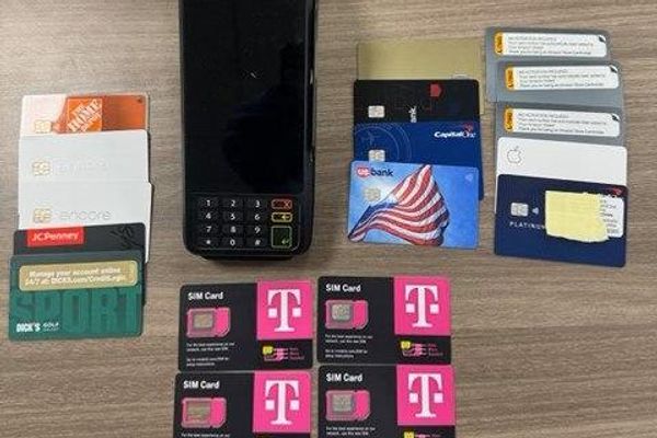 Խուզարկության արդյունքում հայտնաբերված քարտերն ու սարքերը - Sputnik Արմենիա