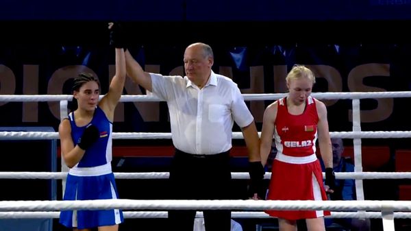 Победа Ева Хлгатян (в весовой категории 56 кг) на  чемпионате Европы по боксу среди молодежи проходящем в сербской Лознице - Sputnik Армения
