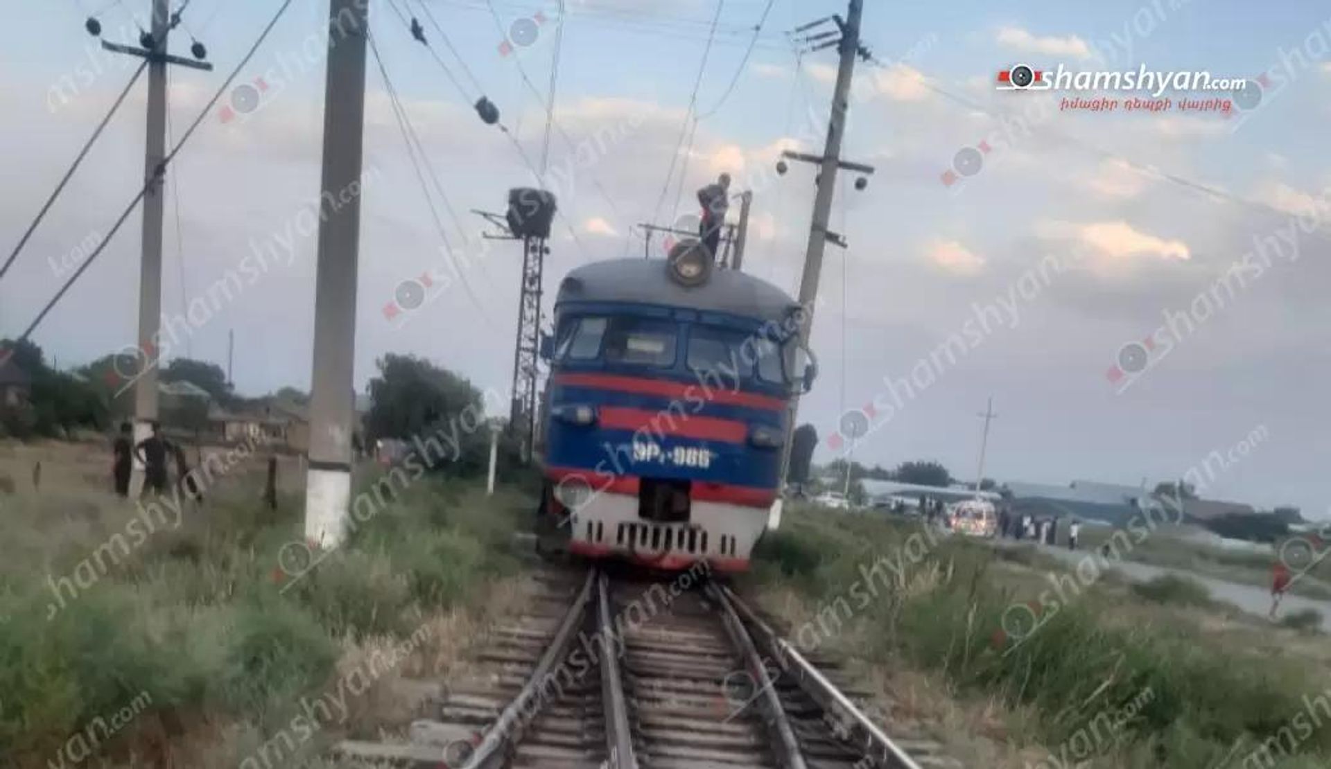 В селе Джрарат оборвался электрический провод и упал на крышу вагона поезда Ереван-Гюмри - Sputnik Արմենիա, 1920, 15.08.2026