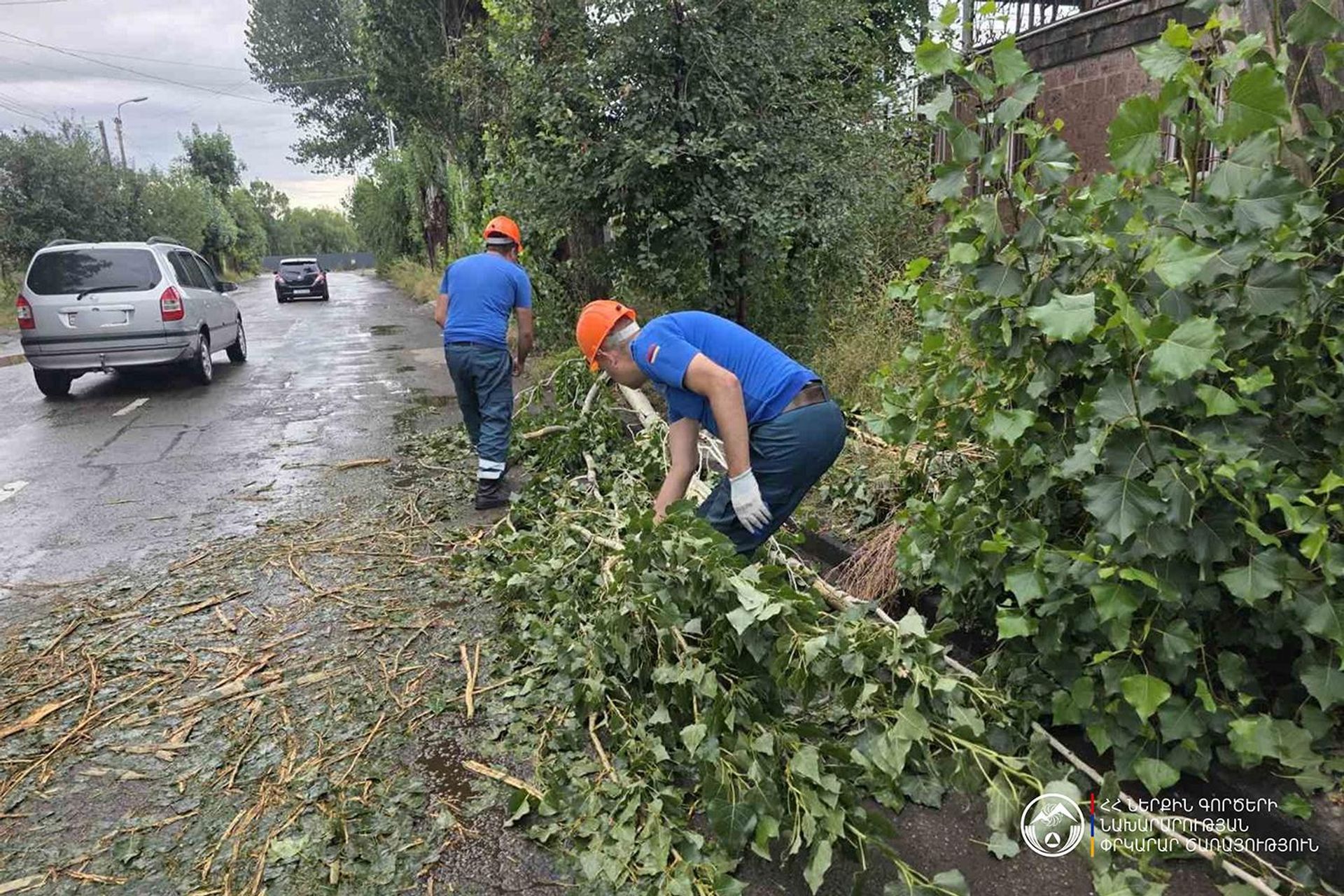 Спасатели ликвидируют последствия сильного ветра и проливного дождя (16 августа 2026). Гюмри - Sputnik Армения, 1920, 17.08.2026