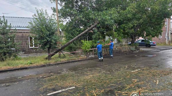 Спасатели ликвидируют последствия сильного ветра и проливного дождя (16 августа 2026). Гюмри - Sputnik Армения