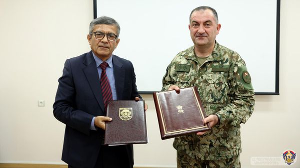 Первый замминистра обороны, начальник Генштаба ВС, генерал-лейтенант Эдвард Асрян принял министра обороны Индии Раджеша Кумара Сингха (17 августа 2026). Еревaн - Sputnik Армения