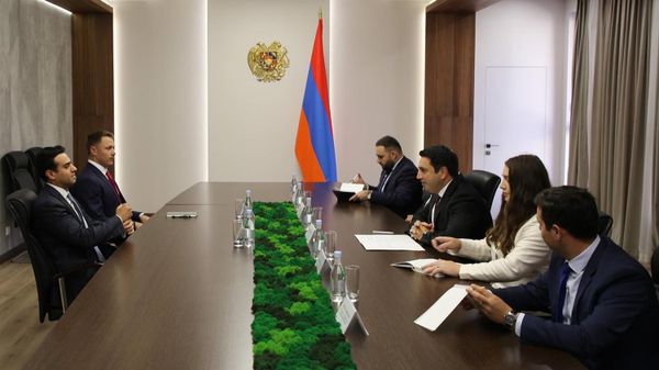 Ալեն Սիմոնյանն ընդունել է ԱՄՆ Կոնգրեսի Ներկայացուցիչների պալատի անդամ Աբրահամ Համադեին: - Sputnik Արմենիա