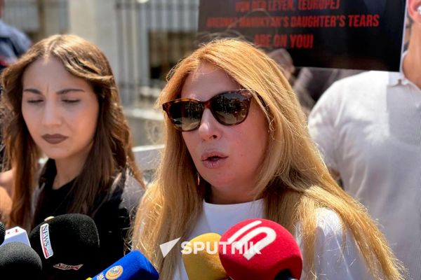 Акция в поддержку политзаключенных перед офисом представительства ЕС в Армении (19 августа 2026). Еревaн - Sputnik Армения