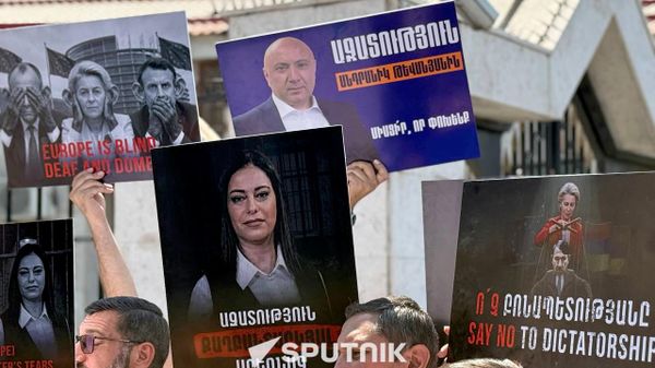 Акция в поддержку политзаключенных перед офисом представительства ЕС в Армении (19 августа 2026). Еревaн - Sputnik Армения
