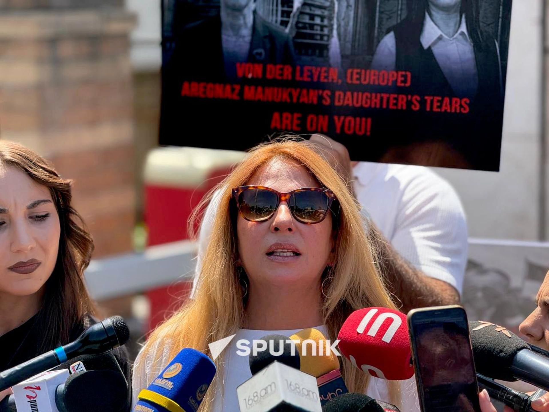 Акция в поддержку политзаключенных перед офисом представительства ЕС в Армении (19 августа 2026). Еревaн - Sputnik Армения, 1920, 19.08.2026