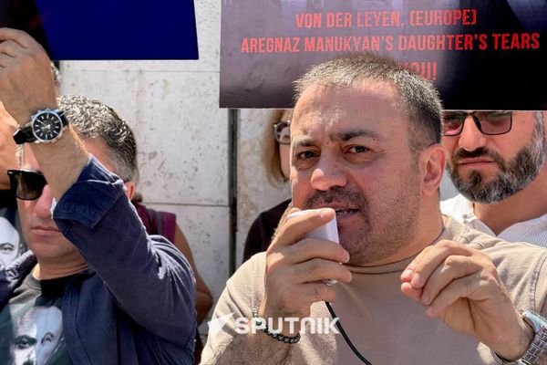 Акция в поддержку политзаключенных перед офисом представительства ЕС в Армении (19 августа 2026). Еревaн - Sputnik Армения