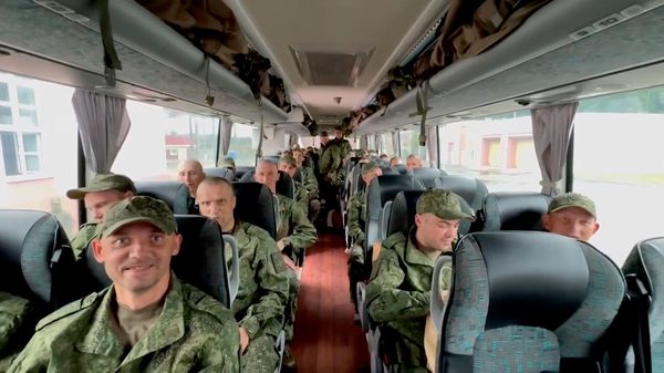 Возвращенные из плена российские военные - Sputnik Արմենիա