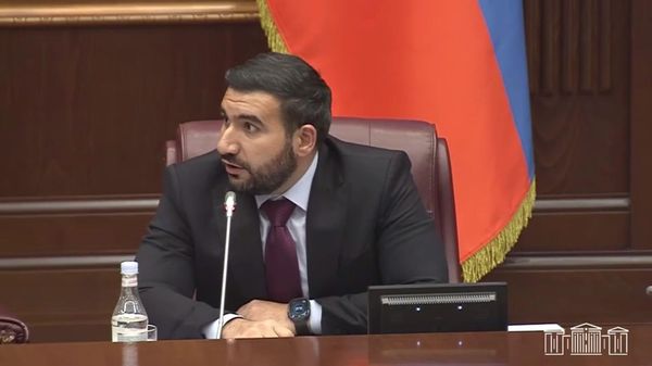 ԱԺ փոխնախագահ Վահագն Ալեքսանյանի` Դավիթ Ղազինյանին ԱԺ նիստերի դահլիճից հանելուց հետո  «Ուժեղ Հայաստան» խմբակցությունը լքեց խորհրդարանը։ - Sputnik Արմենիա