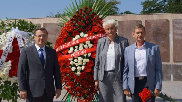 Дипломаты Генконсульства России в Гюмри возложили цветы к подножью мемориала Холм чести по случаю 170-летия его создания (20 августа 2026). Гюмри, Ширак - Sputnik Армения