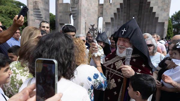 Католикос Гарегин Второй во время празднования Успения Пресвятой Богородицы (16 августа 2026). Эчмиадзин - Sputnik Արմենիա