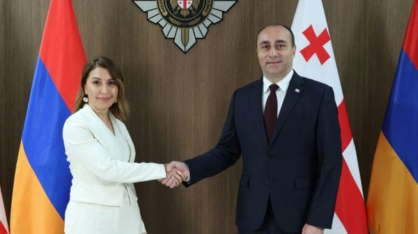 Глава Службы государственной безопасности Грузии Гека Геладзе принял главу Службы внешней разведки Армении Кристине Григорян (21 августа 2026). Тбилиси - Sputnik Армения