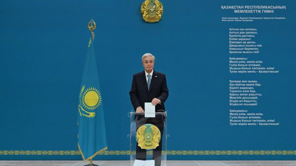 Президент Казахстана Касым-Жомарт Токаев голосует на выборах депутатов Курултая Республики Казахстан (23 августа 2026). Астана - Sputnik Армения