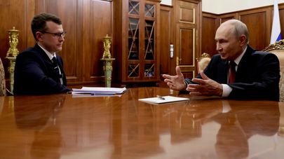 Президент РФ Владимир Путин отвечает на вопросы журналиста Павла Зарубина после второго этапа XXIII съезда партии "Единая Россия" (22 августа 2026). Москвa