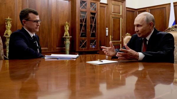 Президент РФ Владимир Путин отвечает на вопросы журналиста Павла Зарубина после второго этапа XXIII съезда партии Единая Россия (22 августа 2026). Москвa - Sputnik Армения