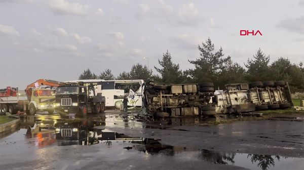 В Турции столкнулись пассажирский автобус с грузовиком - Sputnik Армения