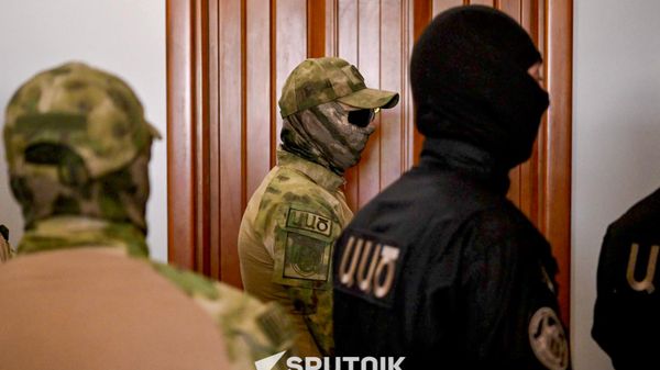 Сотрудники правоохранительных органов проводят обыски в доме депутата Левона Кочаряна (25 августа 2026). Еревaн - Sputnik Армения