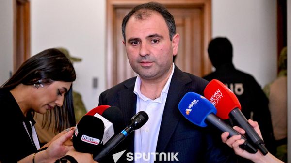 Депутат Севак Хачатрян отвечает на вопросы журналистов у дома Левона Кочаряна, где правоохранительные органы проводят обыски (25 августа 2026). Еревaн - Sputnik Армения