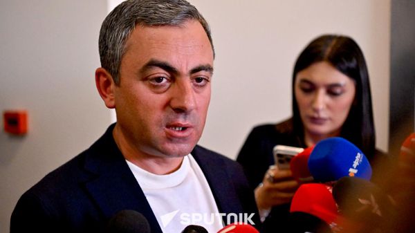 Депутат Ишхан Сагателян отвечает на вопросы журналистов у дома Левона Кочаряна, где правоохранительные органы проводят обыски (25 августа 2026). Еревaн - Sputnik Армения