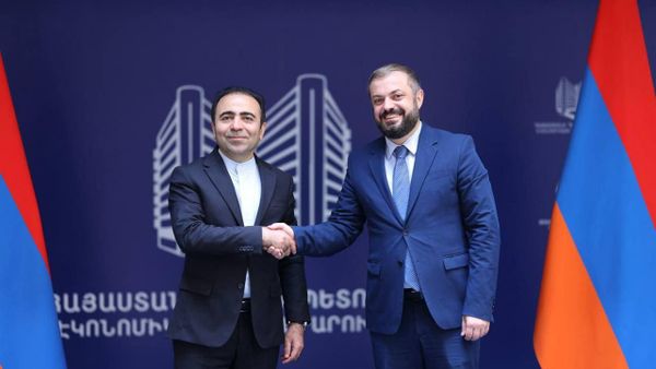 Գևորգ Պապոյանը և Հայաստանում Իրանի դեսպան Խալիլ Շիրղոլամին - Sputnik Արմենիա