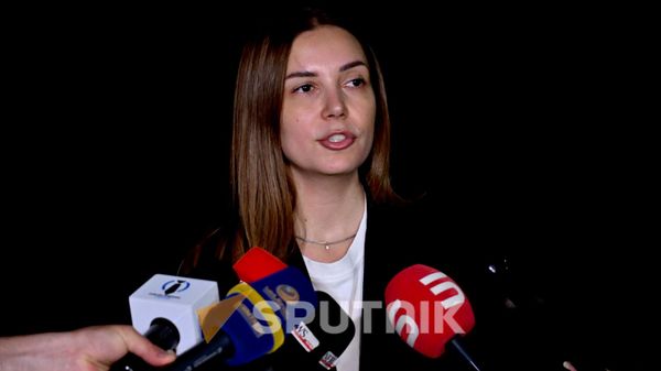 Анна Григорян общается с прессой (26 августа 2026). Еревaн - Sputnik Армения