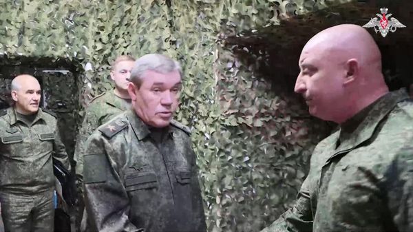 Валерий Герасимов проверил ход выполнения боевых задач соединениями и воинскими частями «Южной» группировки войск - Sputnik Արմենիա