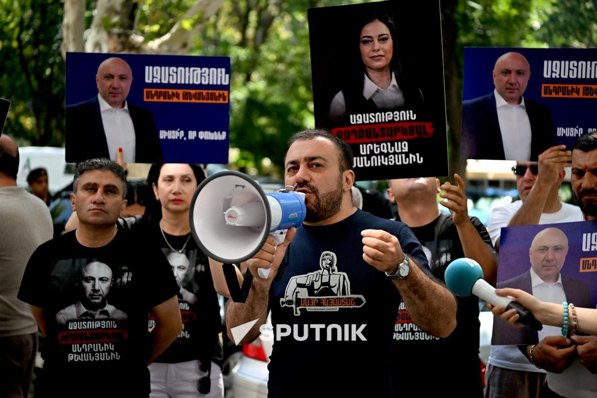 Акция протеста против политических репрессий партии Мать Армения у здания генпрокуратуры (27 августа 2026). Еревaн - Sputnik Армения, 1920, 27.08.2026