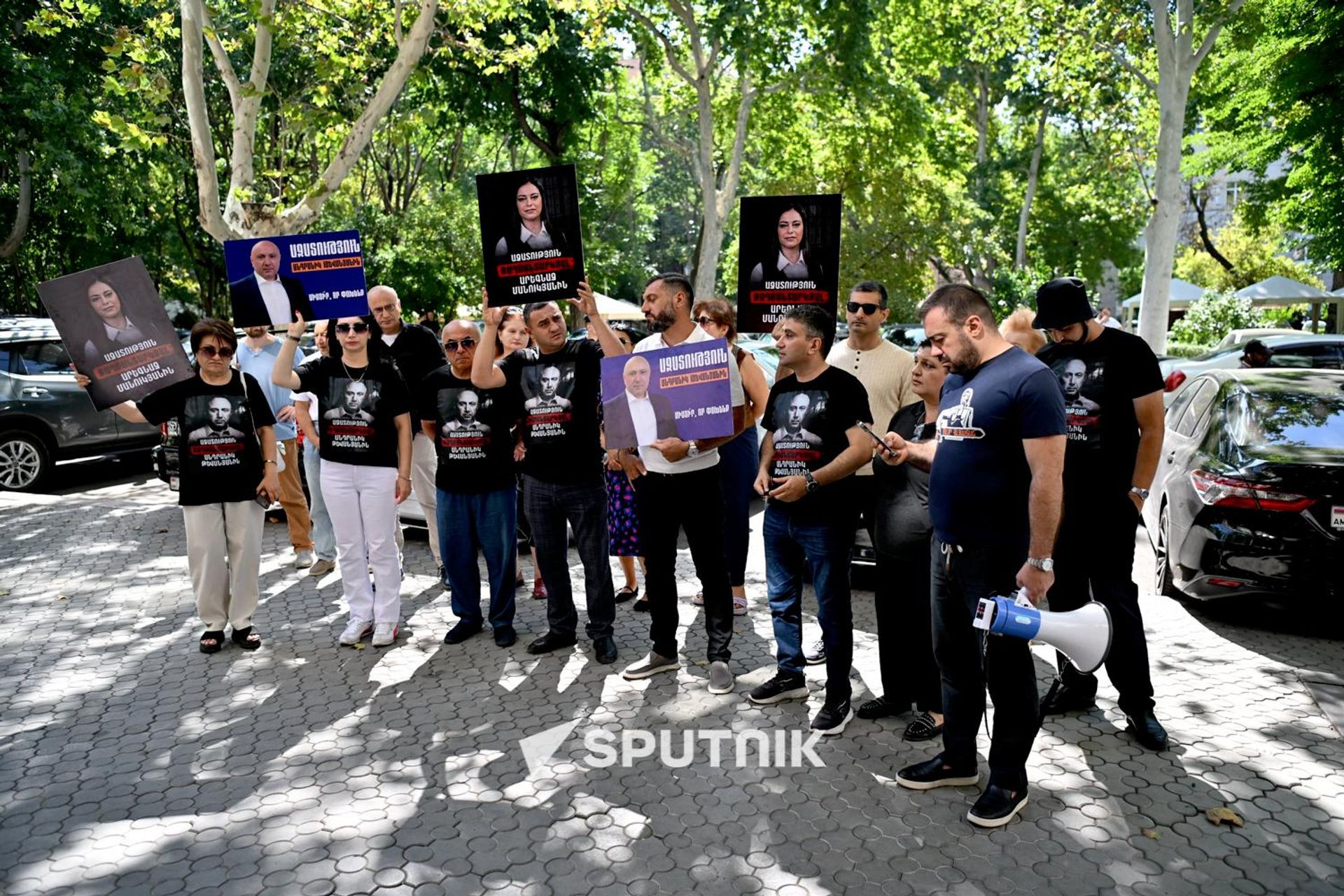 Акция протеста против политических репрессий партии Мать Армения у здания генпрокуратуры (27 августа 2026). Еревaн - Sputnik Армения, 1920, 27.08.2026