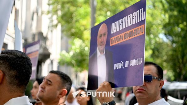 Акция протеста против политических репрессий партии Мать Армения у здания генпрокуратуры (27 августа 2026). Еревaн - Sputnik Армения