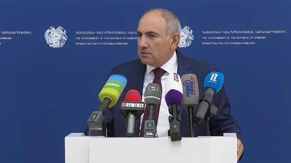 Премьер-министр Никол Пашинян отвечает на вопросы журналистов (27 августа 2026). Еревaн - Sputnik Армения