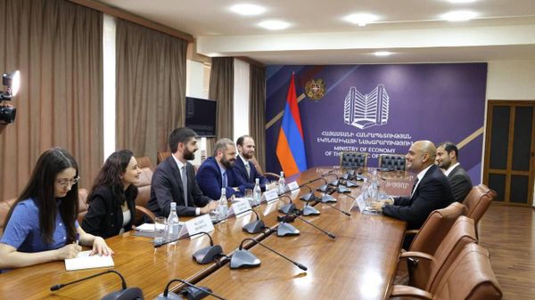 Министр экономики Геворг Папоян принял основателя и исполнительного директора компании Watermelon Ecosystem Омара Мохаммада Хамдана Абдуллу Альшамси (27 августа 2026). Еревaн - Sputnik Армения