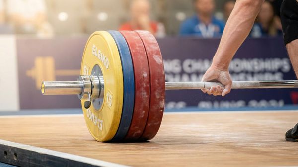 Сгенерированное ИИ изображение помоста с штангой на чемпионате по тяжелой атлетике - Sputnik Армения