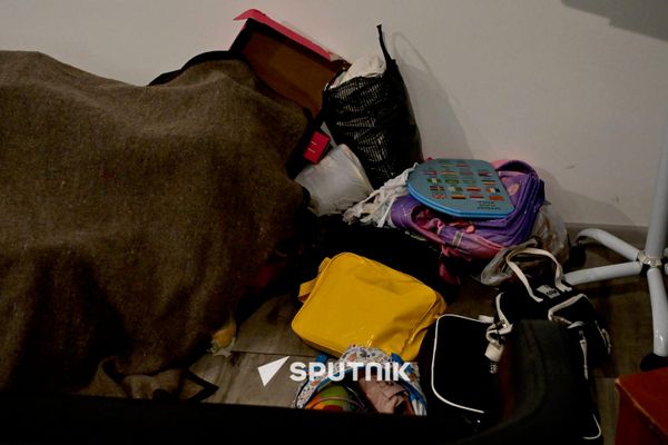 Вещи оставшейся без временного жилья насильственно перемещенной жительницы Нагорного Карабаха в доме представительства НКР в Ереване - Sputnik Армения